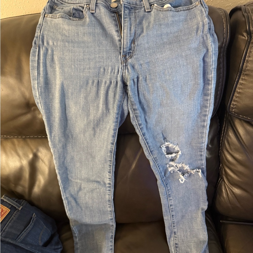 Women's Levi Jeans